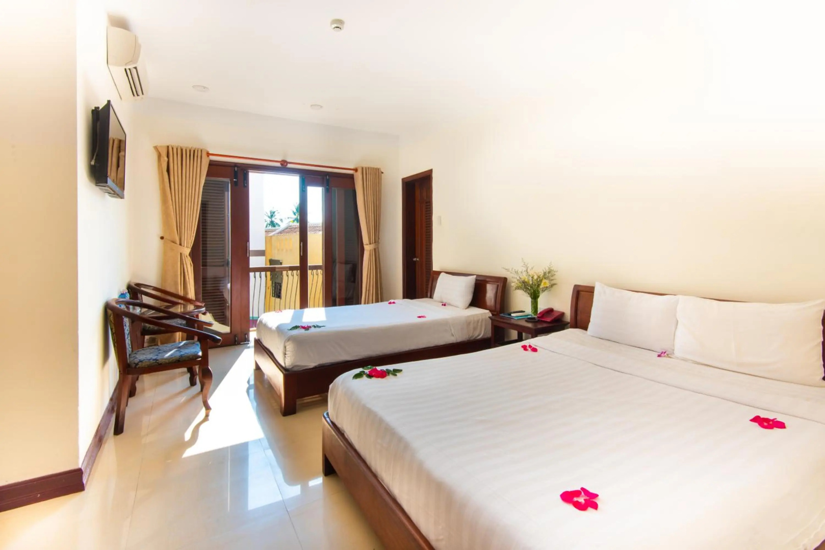 Photo - Golden River Hotel