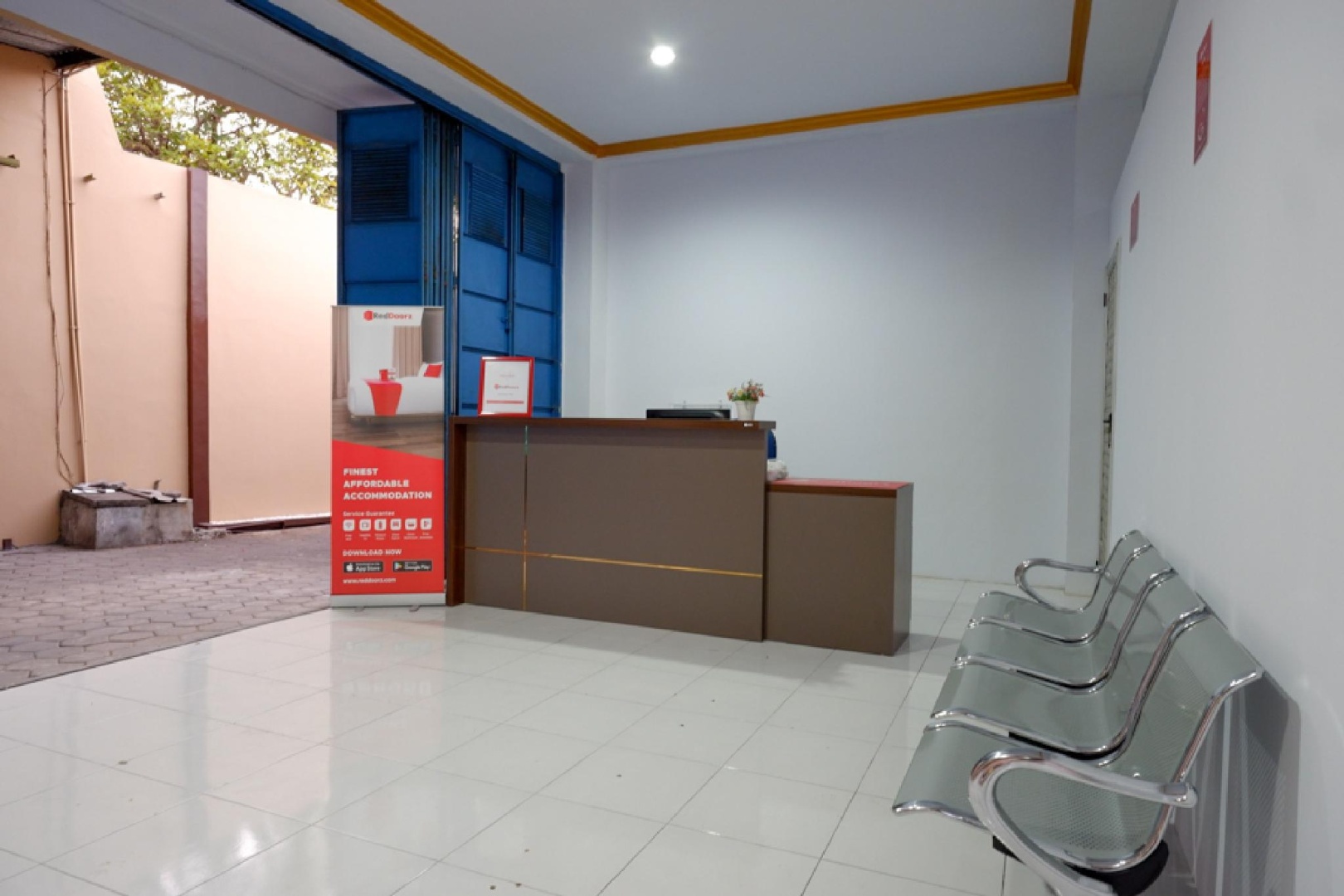 RedDoorz near GOR Satria 3