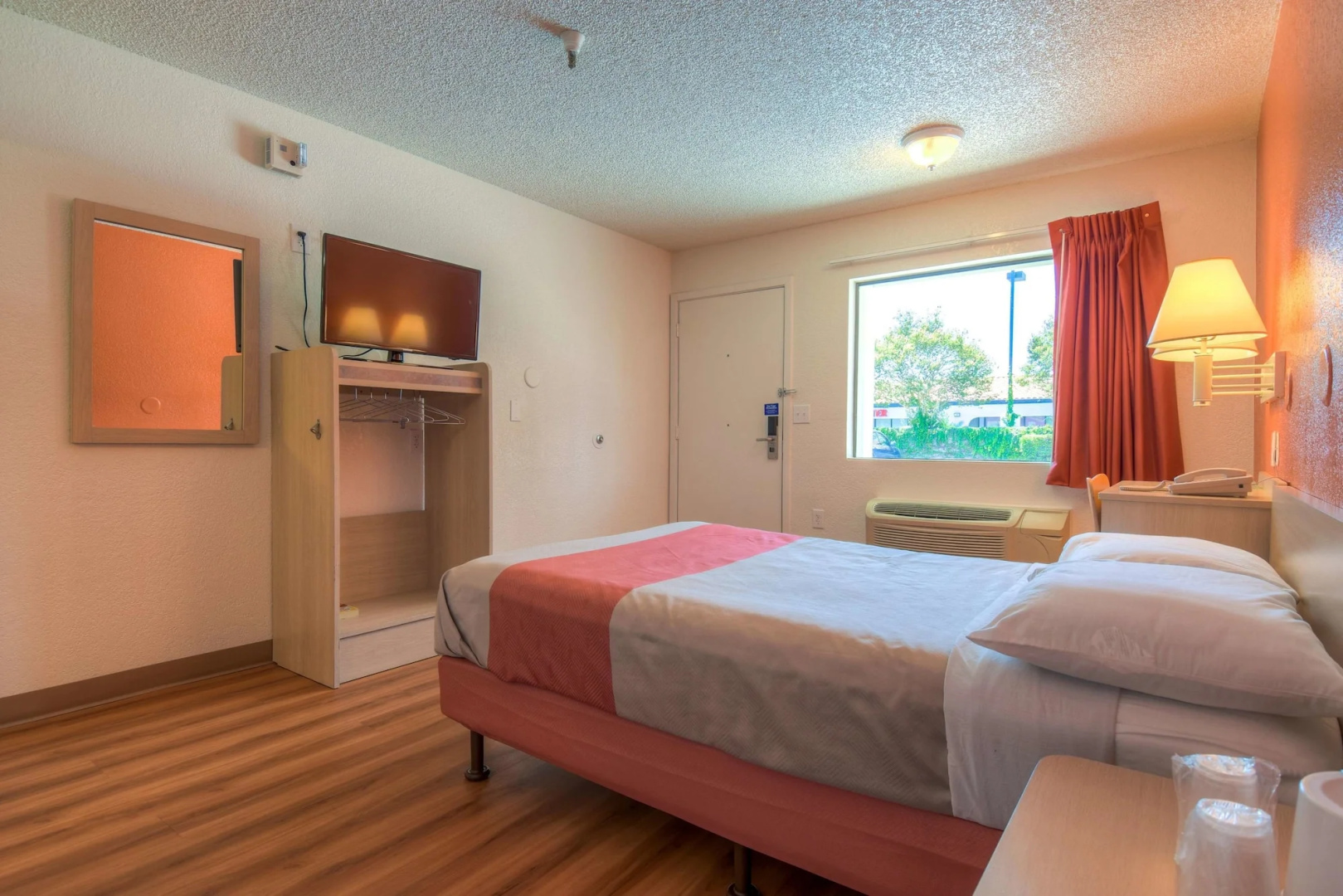Foto - Motel 6 Santa Ana, CA