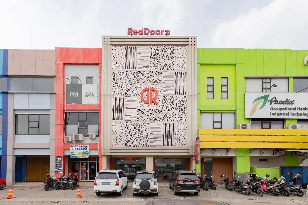 Foto - RedDoorz Plus near Living Plaza Jababeka