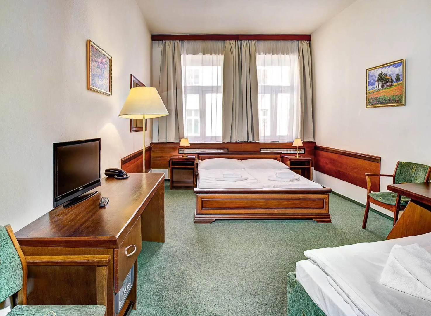 Photo - Three Crowns Hotel