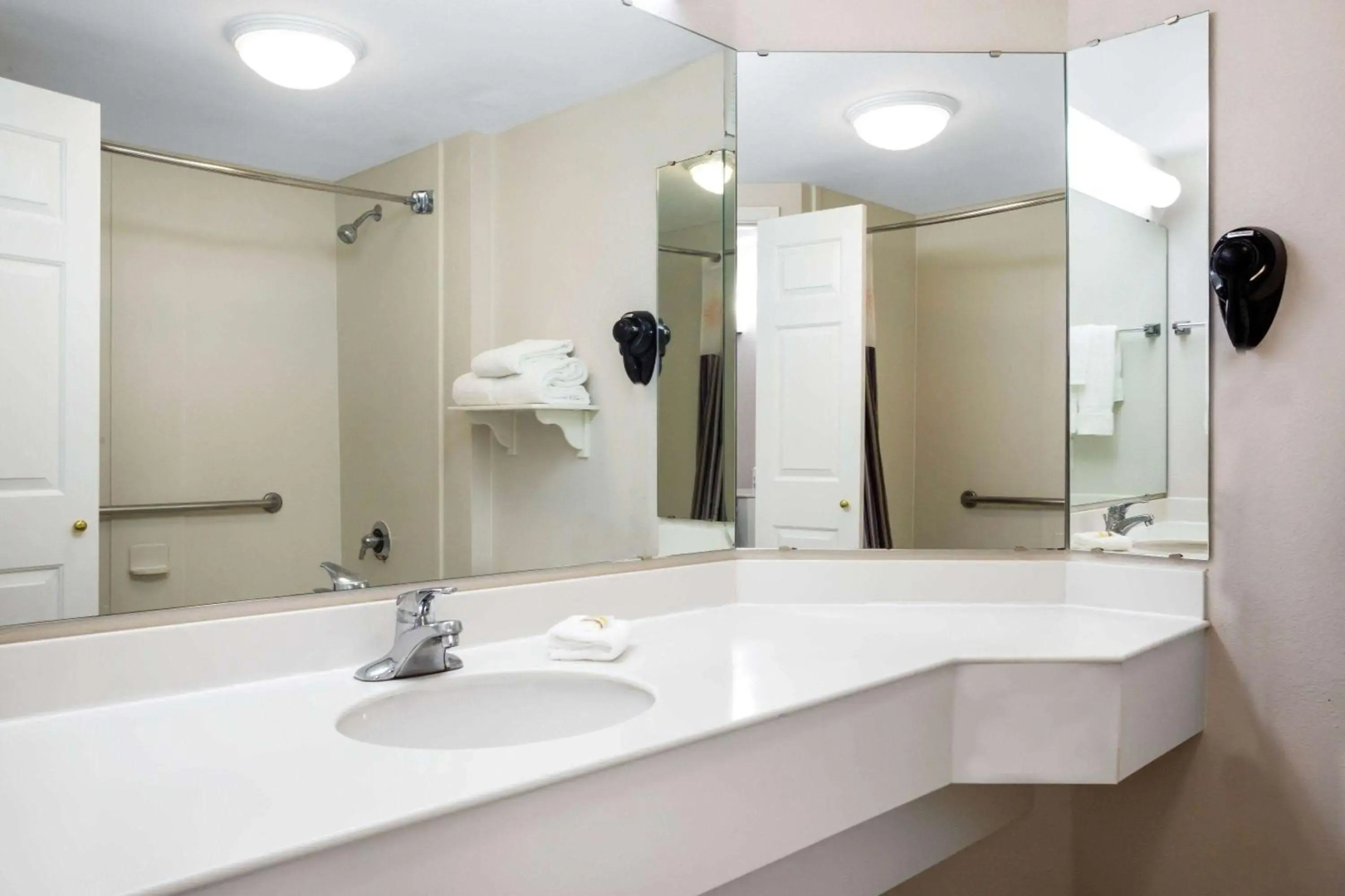 Photo - La Quinta Inn & Suites by Wyndham Austin Southwest