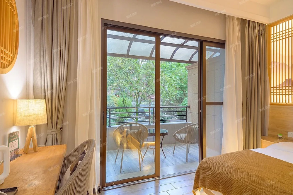 Room-heinemann Hotel Courtyard or Terrac