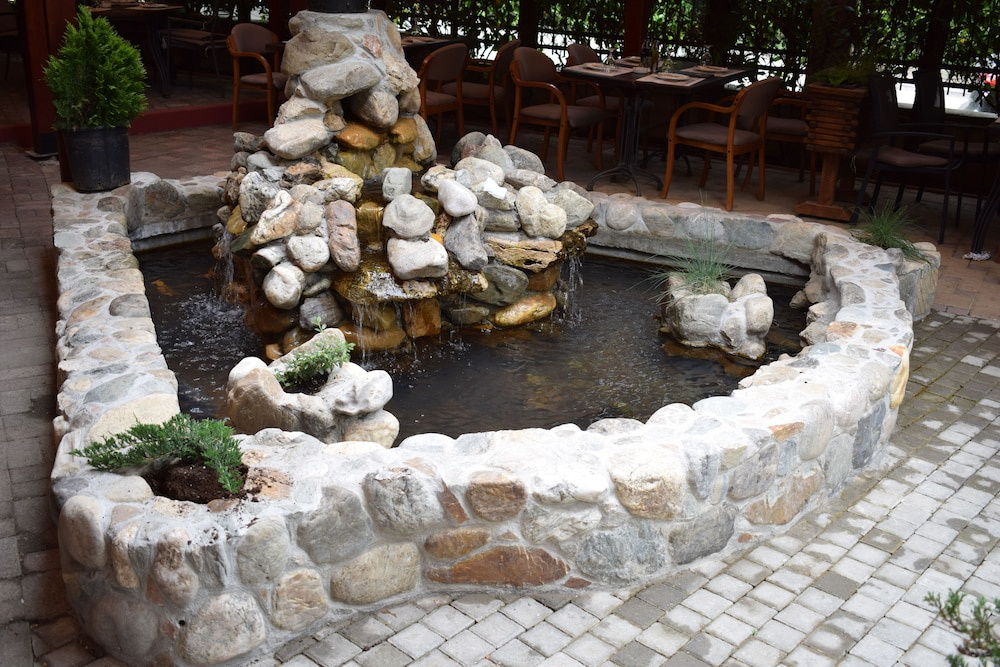 Photo - Hotel Aristocrat & Fish Restaurant