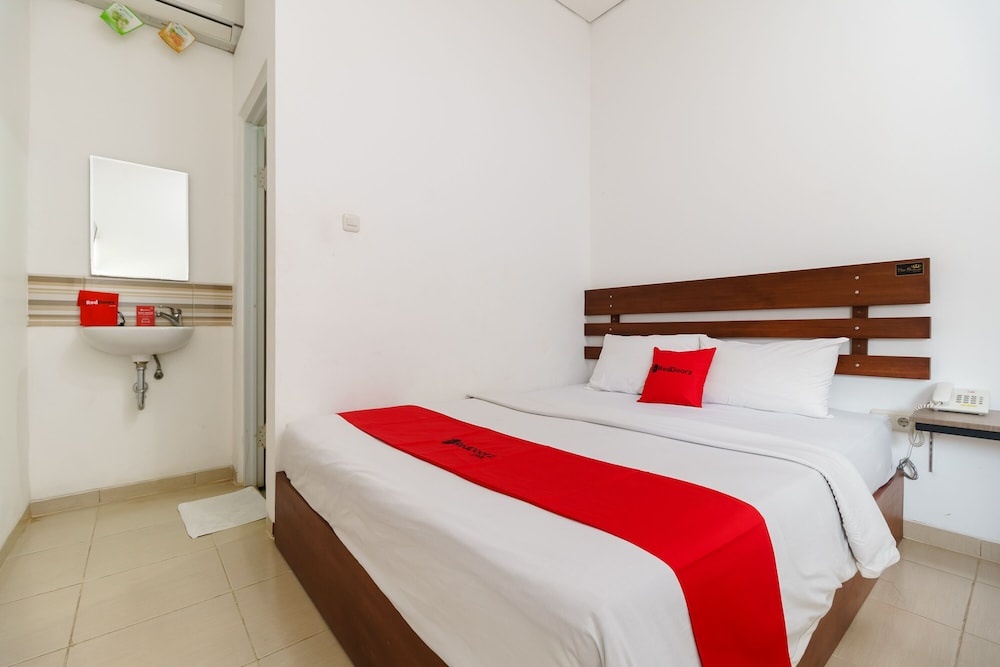 RedDoorz near Jembatan Siti Nurbaya Padang