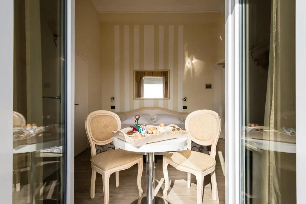 Photo - Hotel London