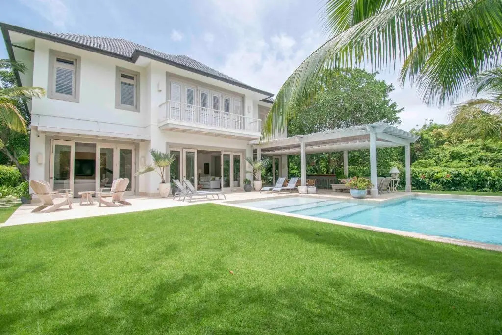 Foto - Stylish fully-staffed villa near beach and lagoons in exclusive golf resort