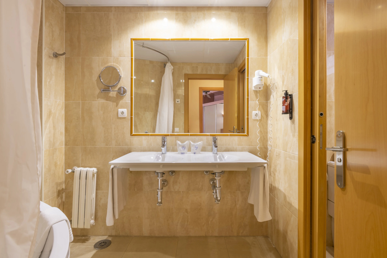 Photo - Hotel Parasol by Dorobe