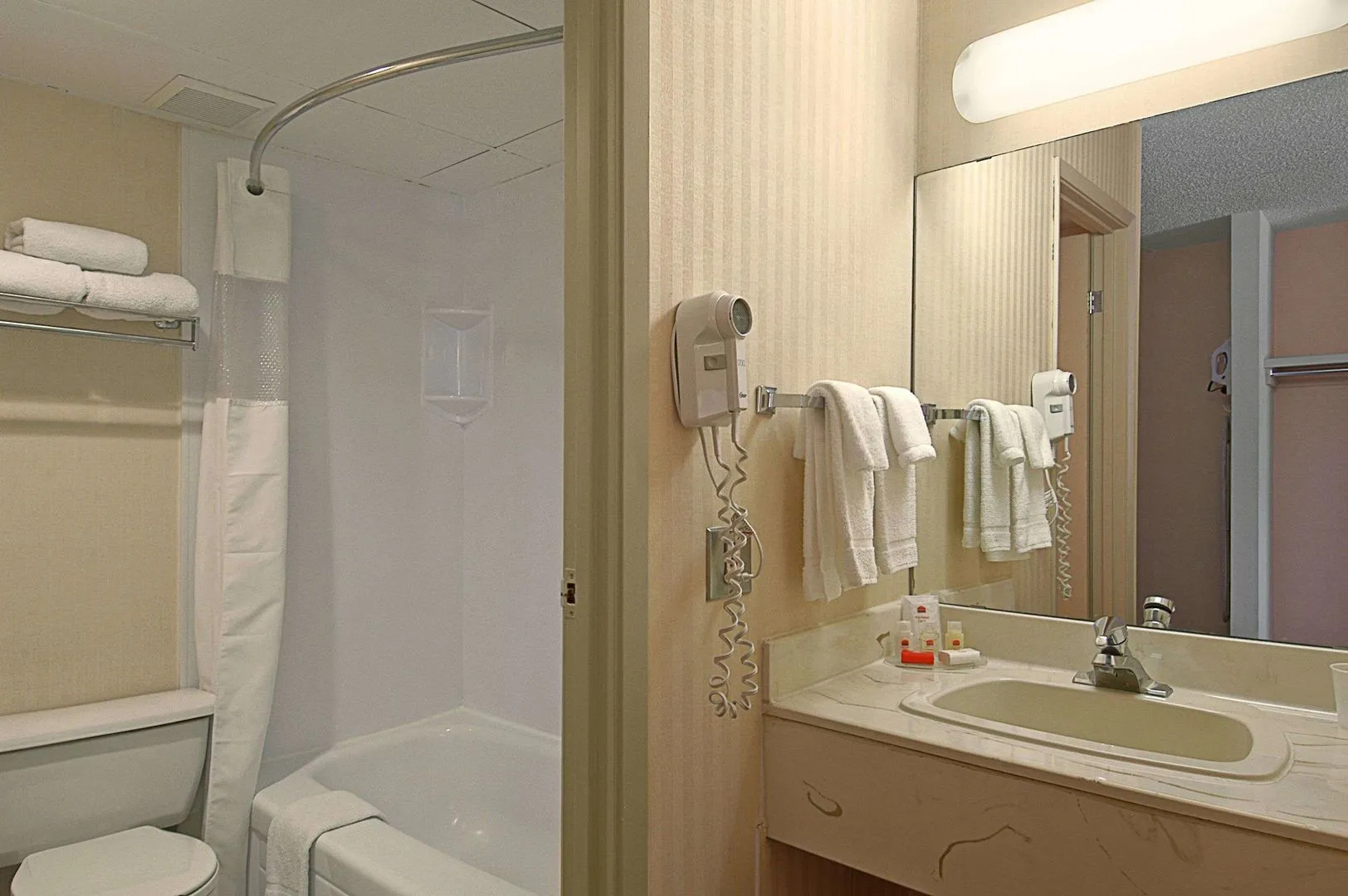 Photo - Metro Inn Calgary Northwest