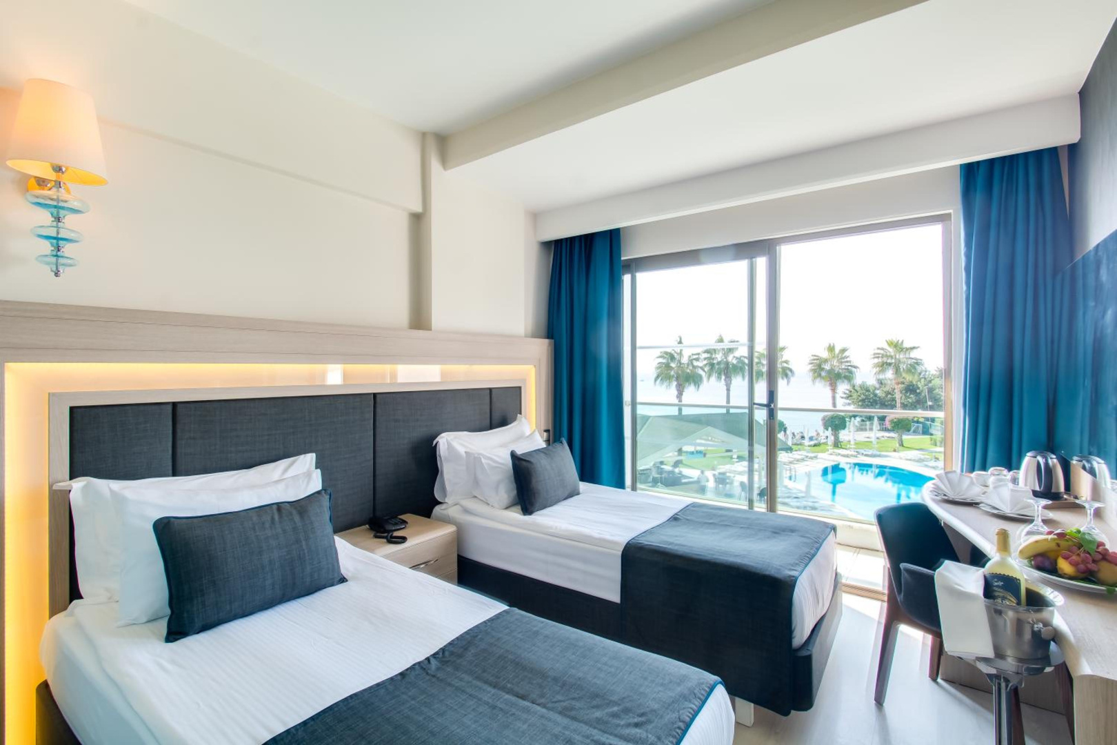 Photo - Falcon Hotel
