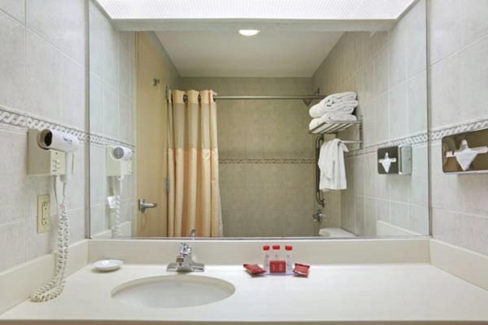 Photo - Holiday Inn Newark International Airport