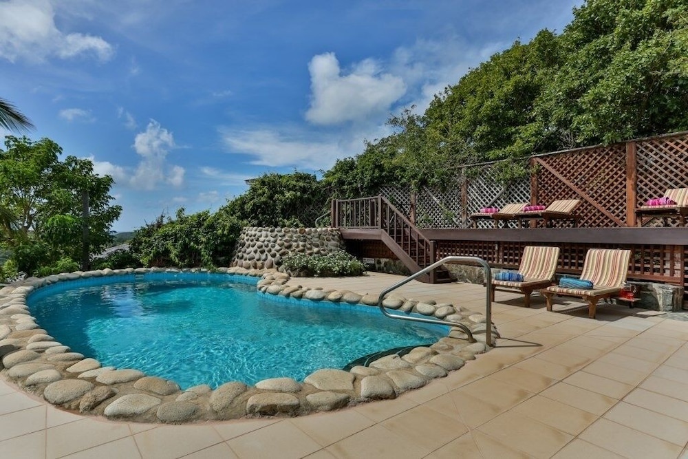 Hilltop 1-bed Villa With Great Views Out To Sea - Villa Cadasse 1 Bedroom Villa by RedAwning