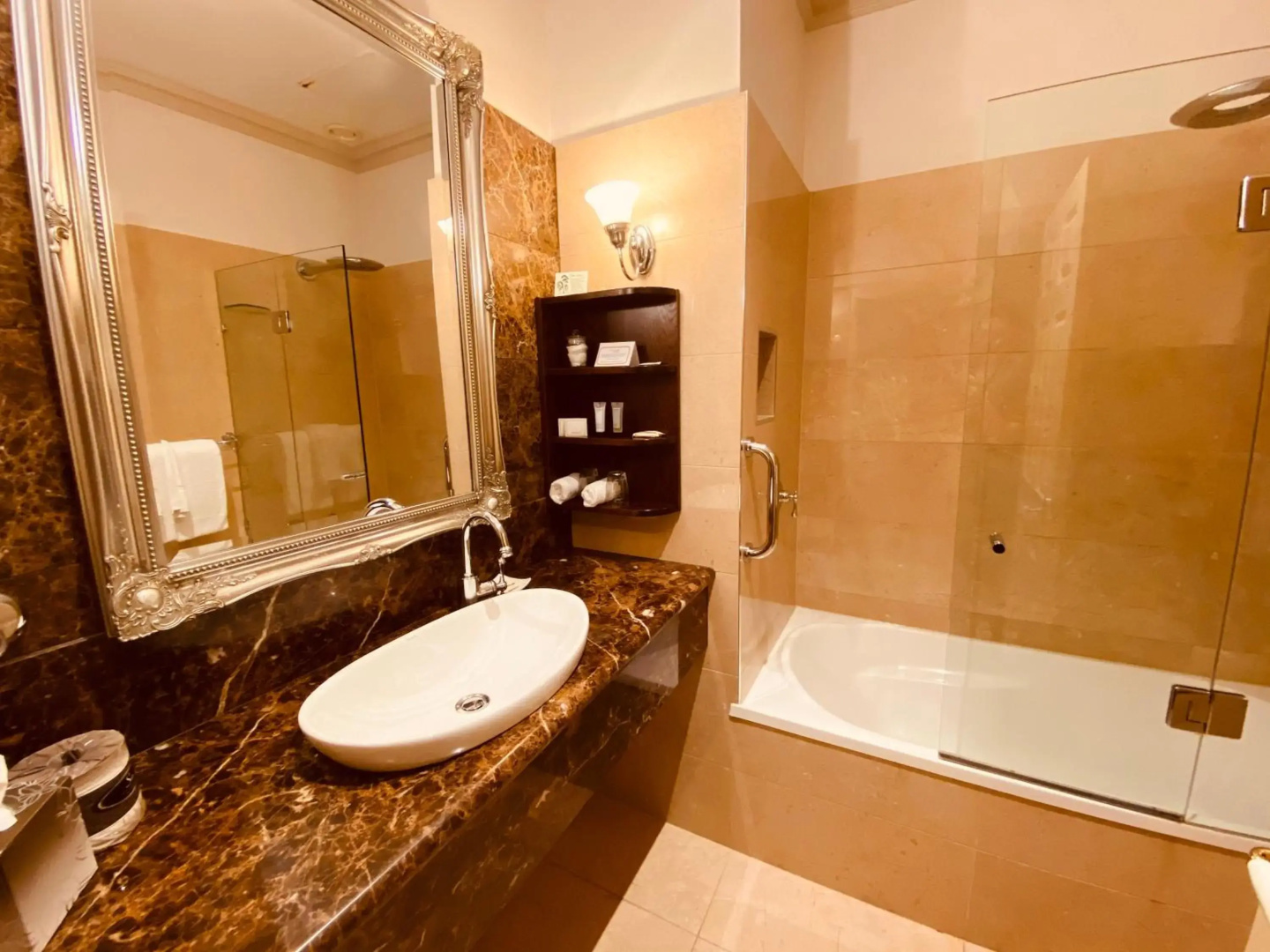 Photo - Royal Albert Hotel