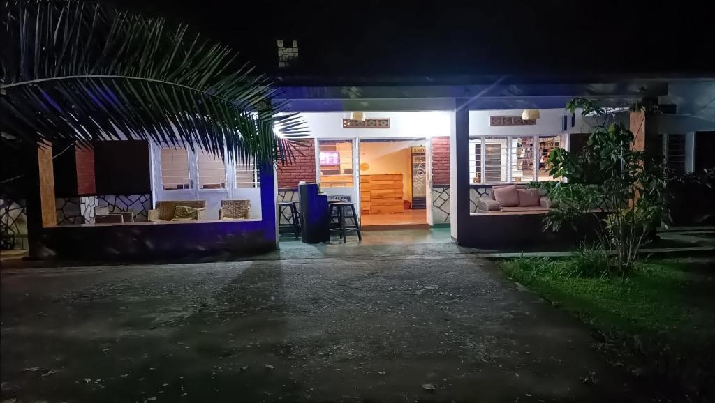 Colibri Taverne & Guest House