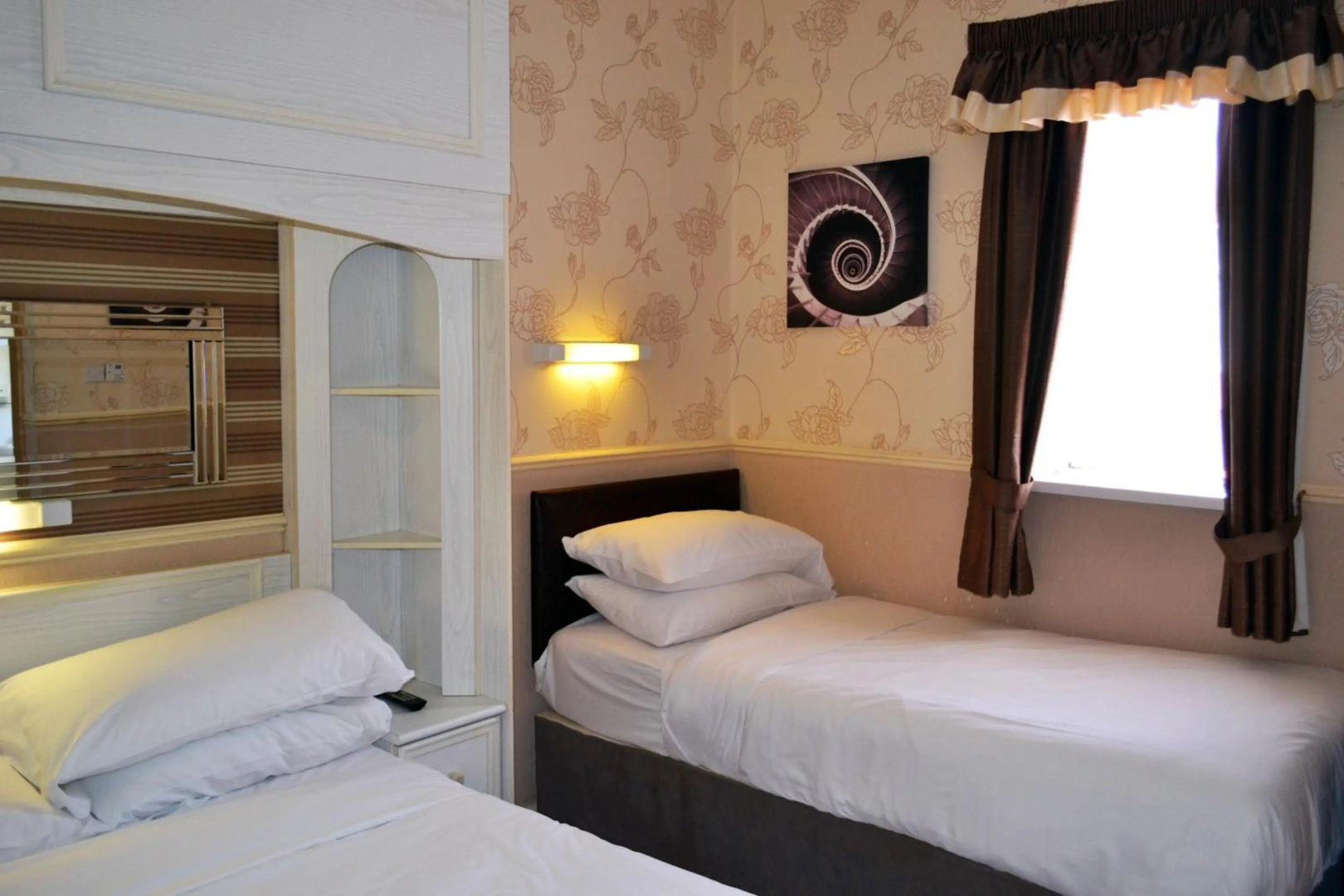 Photo - Lyndene Hotel