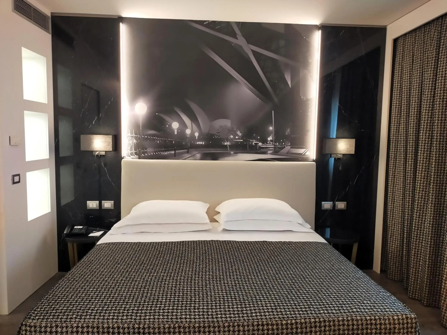 Photo - The Sydney Hotel