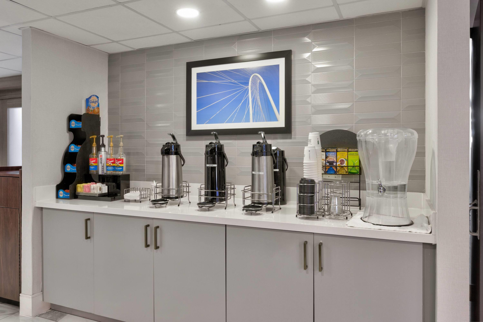Photo - La Quinta Inn & Suites by Wyndham Dallas I-35 Walnut Hill Ln