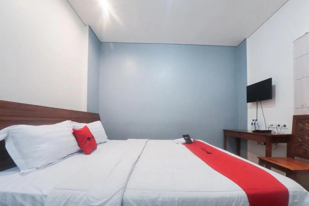Foto - RedDoorz Plus near Green Pramuka Square Mall