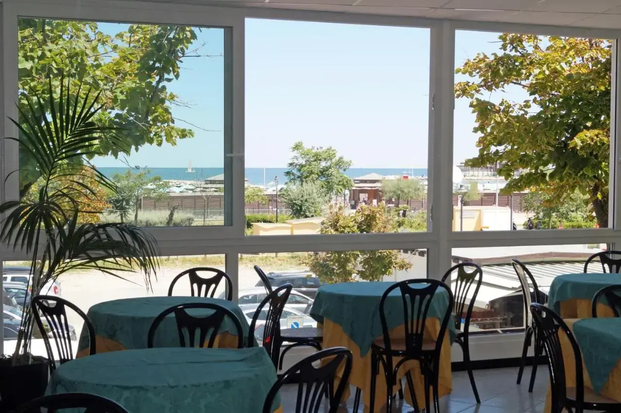 Foto - Hotel River fronte mare con piscina