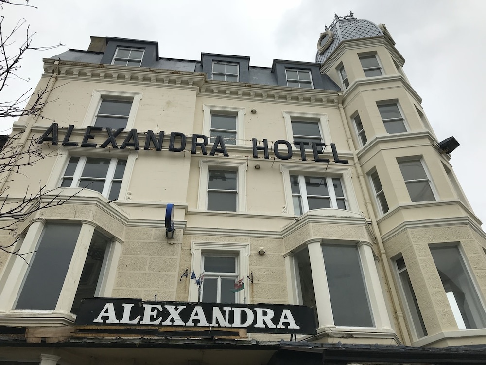 The New Alexandra Hotel — фото 1