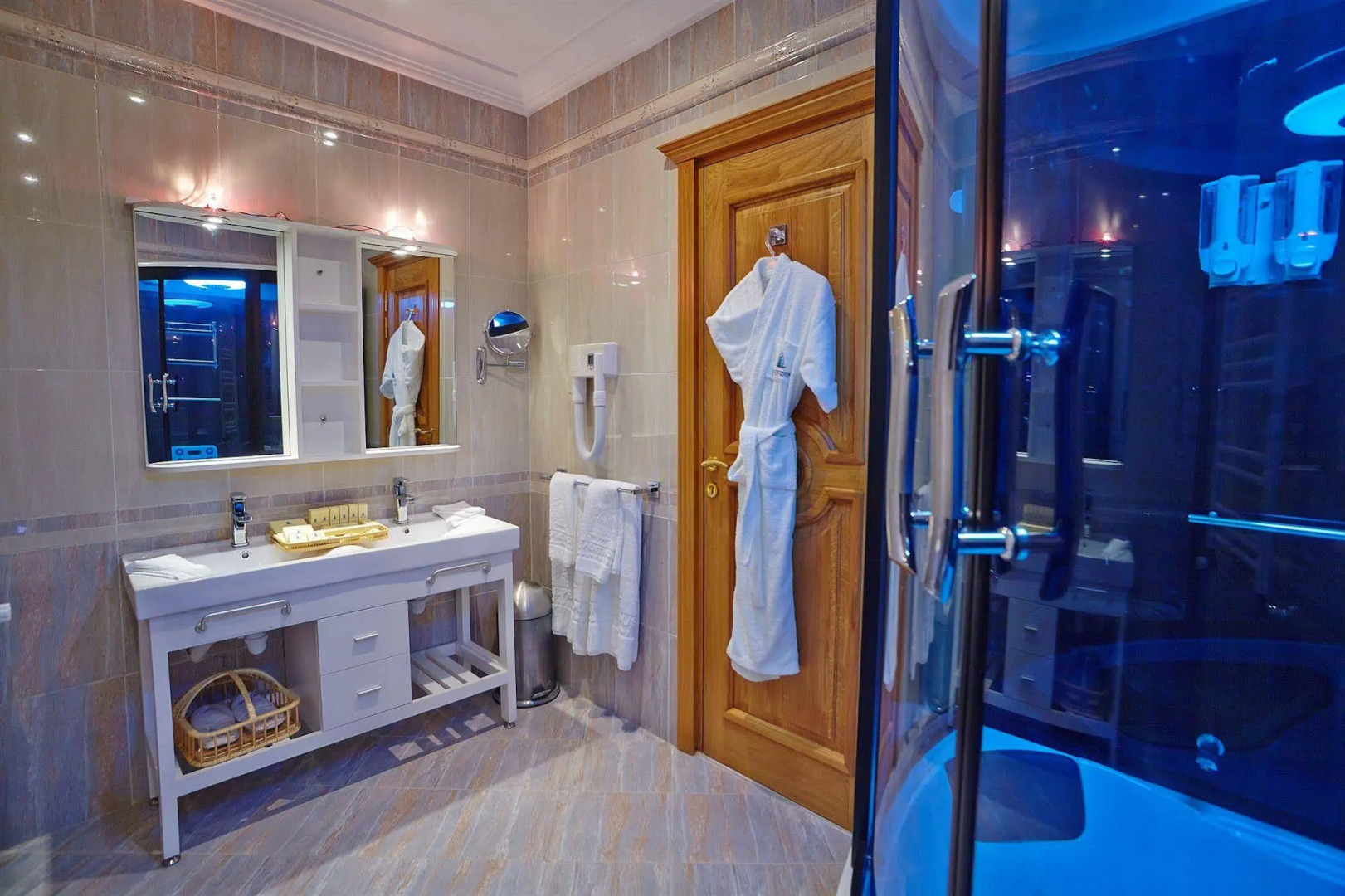 Photo - The Penthouse Suites Hotel