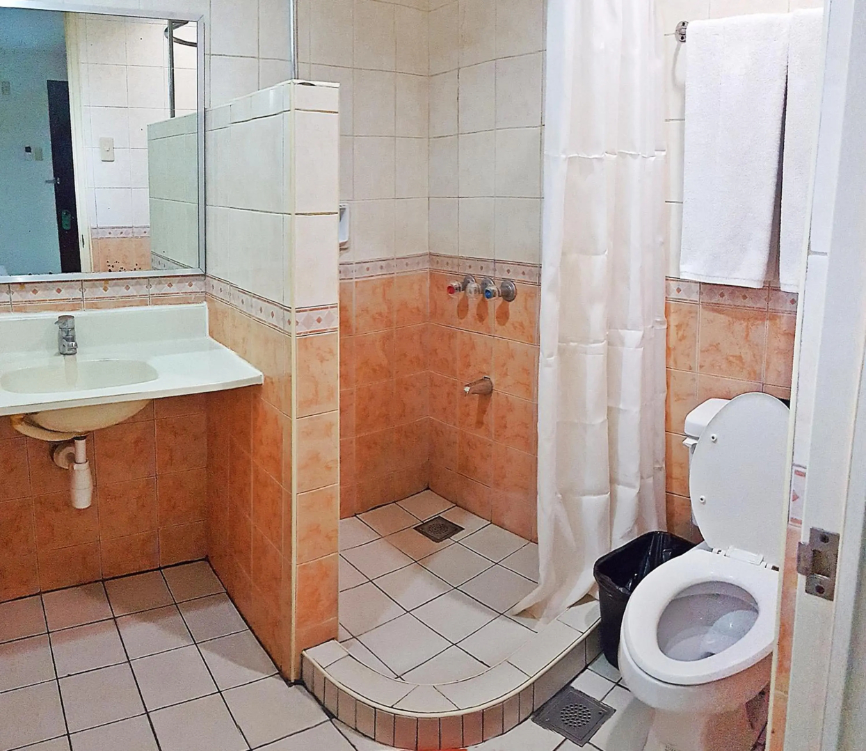 Photo - Golden Valley Hotel