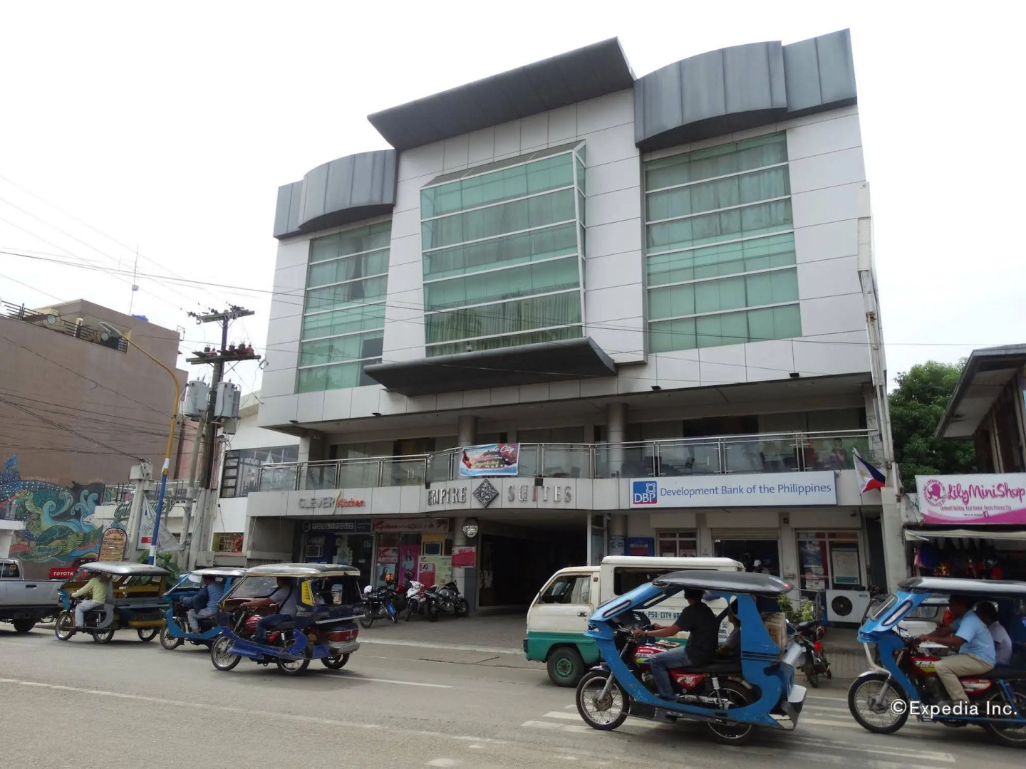 Holiday Suites Business District (Empire Suites Hotel)