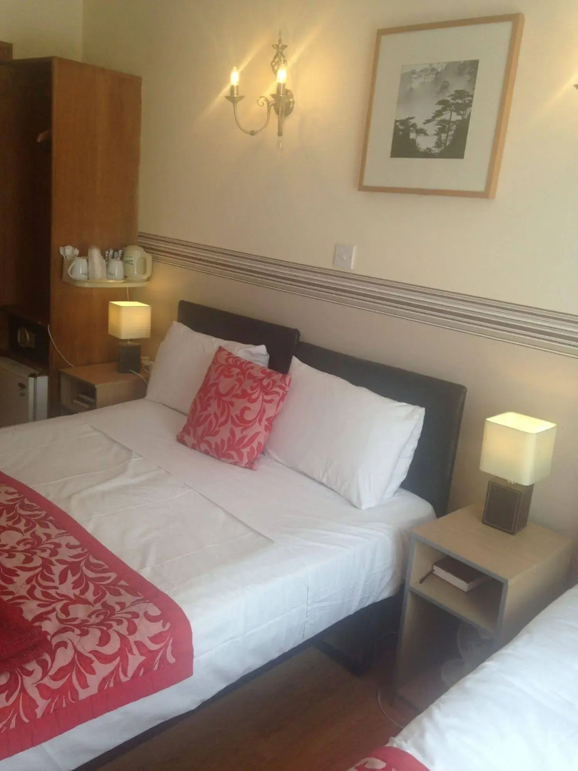 Photo - Glendale Hyde Park Hotel