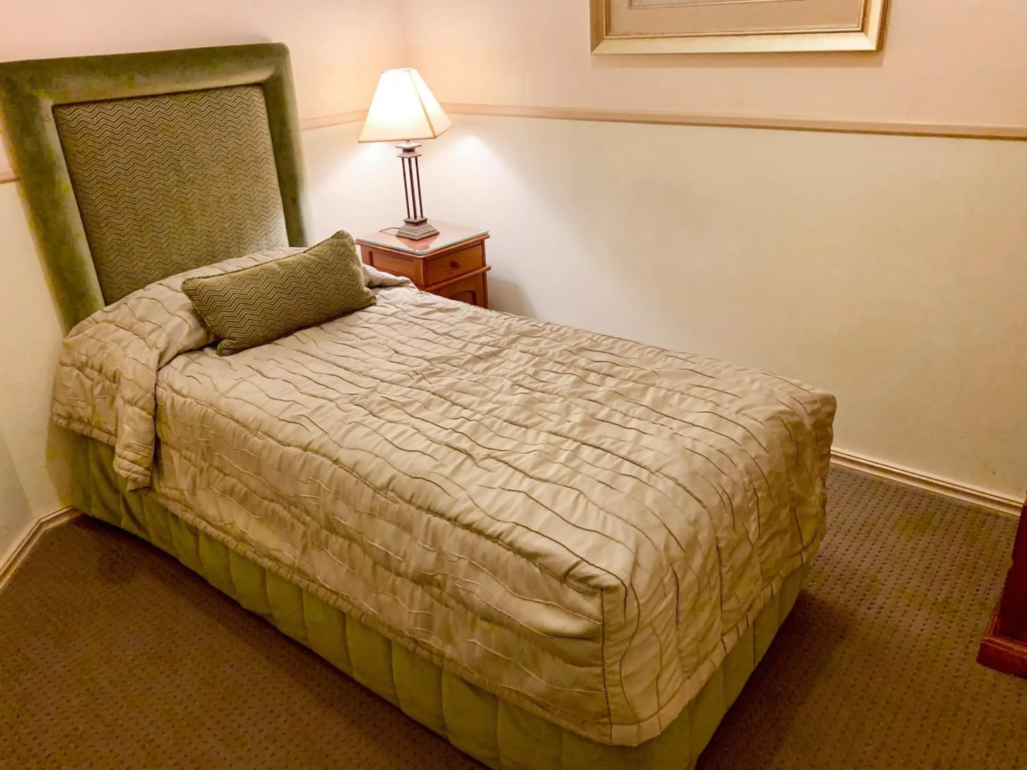 Photo - Royal Albert Hotel