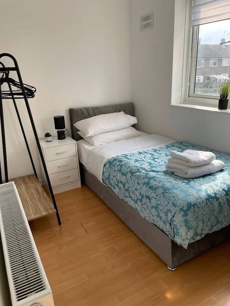 3-bed House - Garden & 30 Mins to Central London