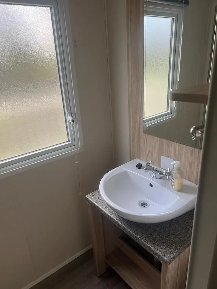 3 Bed Caravan - Sleeps 6 - Pets - 5 min to Beach