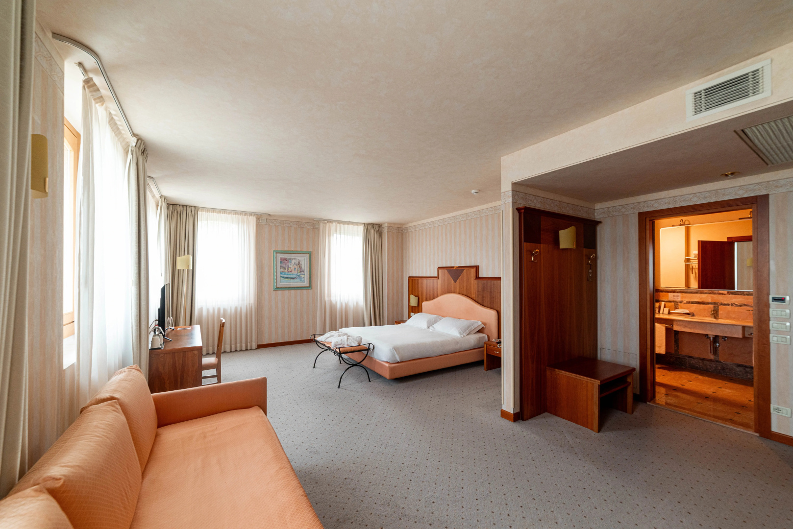 Photo - PHI Hotel Astoria
