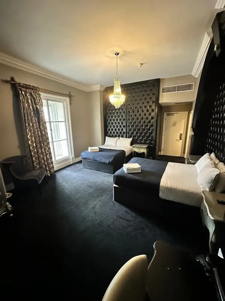 Photo - White Star Line Hotel