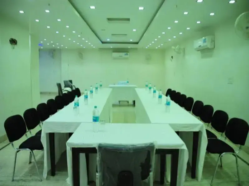 Foto - Hotel Taksh inn, Near Karol Bagh, Metro Station