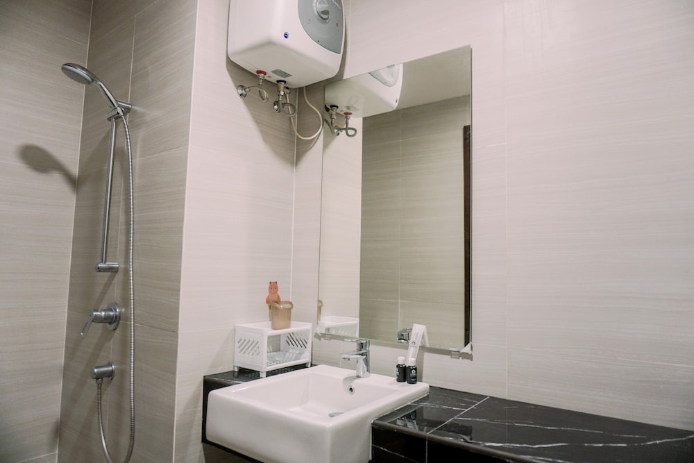 Homey And Warm Studio At West Vista Apartment