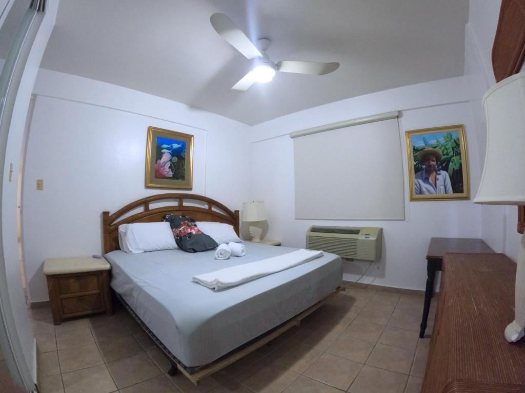 In Joyuda Beach, Apartment with Pool & Basketball Court