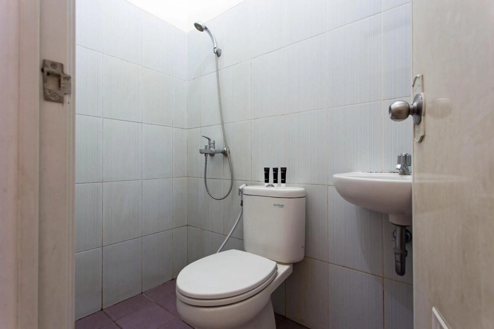 Photo - RedDoorz Plus near Siloam Karawaci