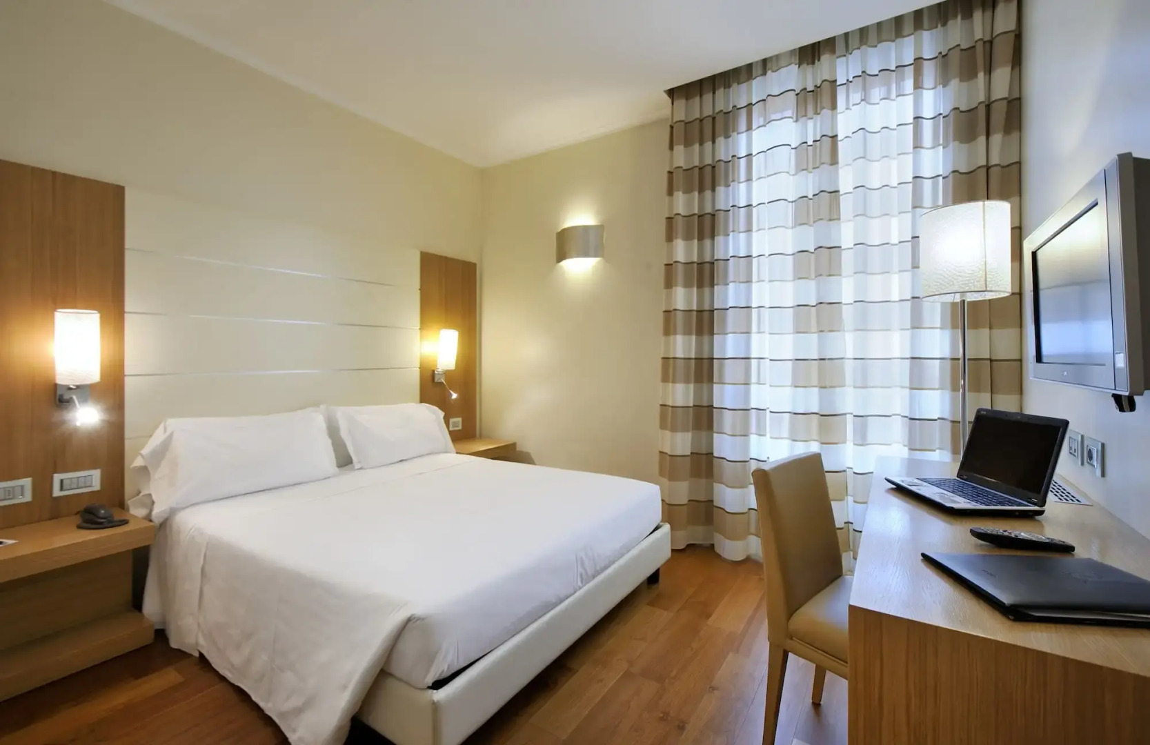 Photo - Hotel Canada