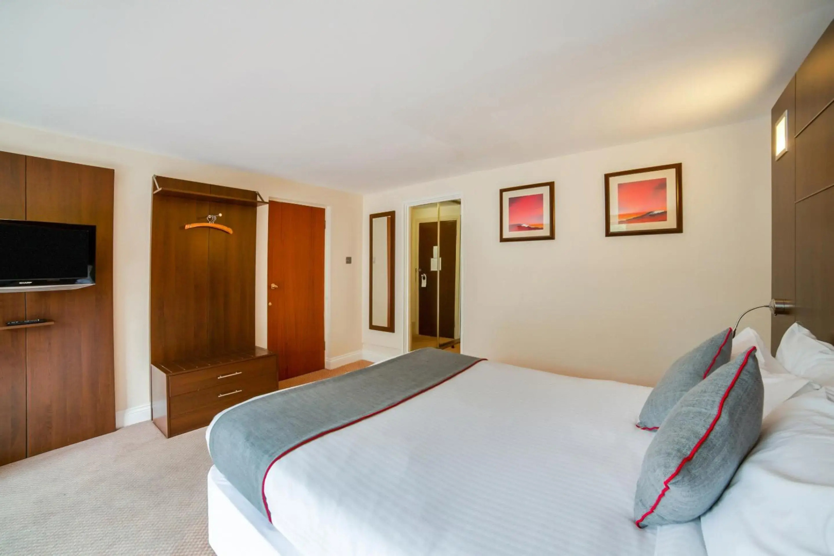 Photo - OYO The Bridge House Hotel