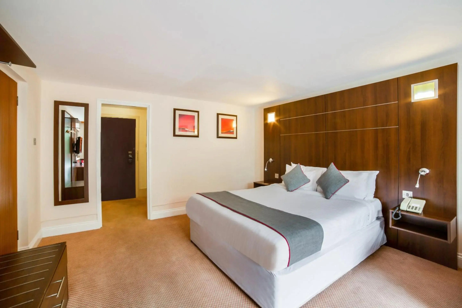 Photo - OYO The Bridge House Hotel