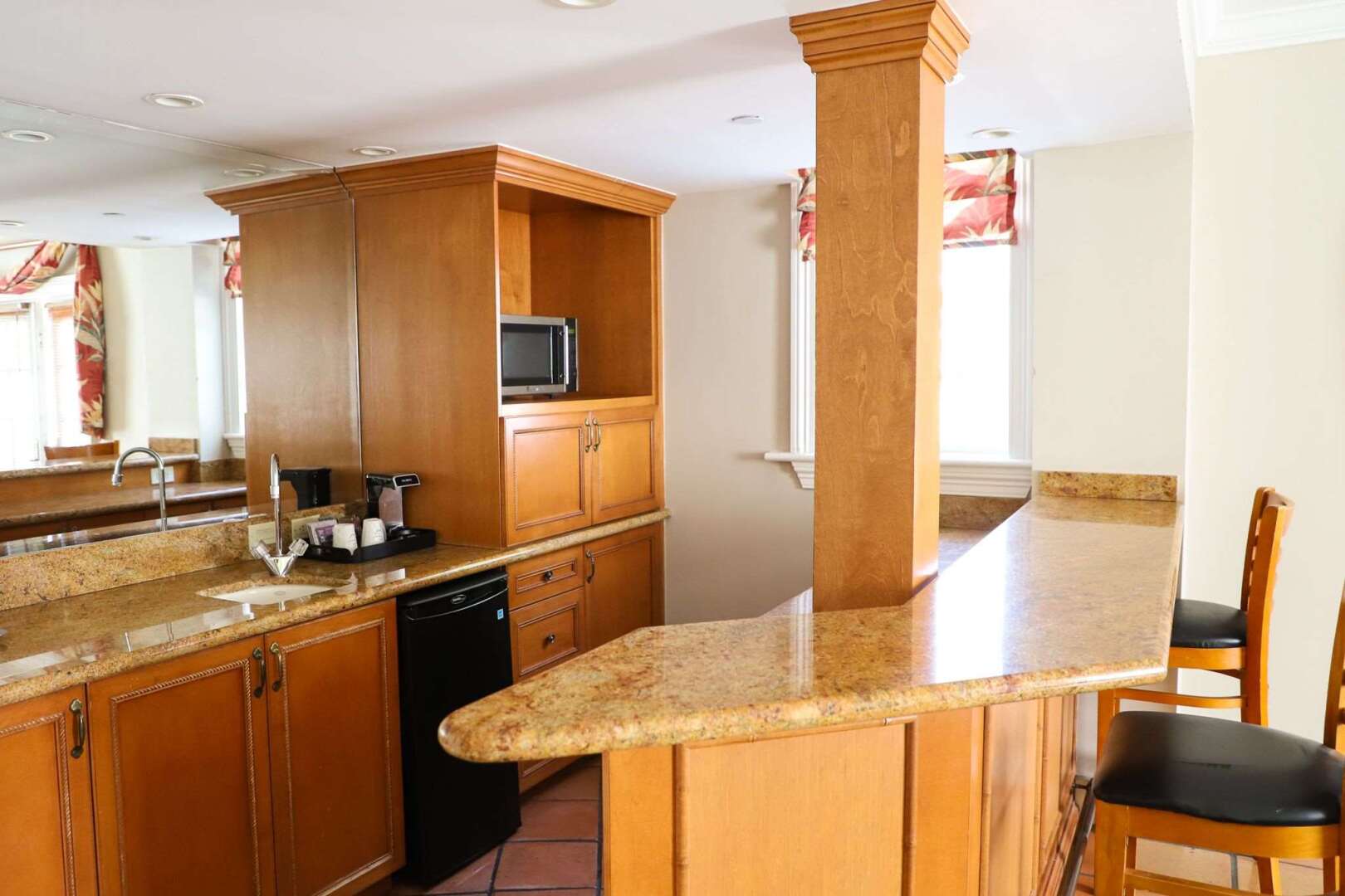 Photo - Riverside Hotel