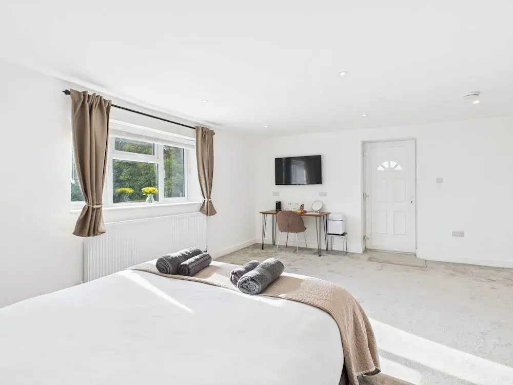 Foto - Modern Guest Room in West Midlands with Private Entrance
