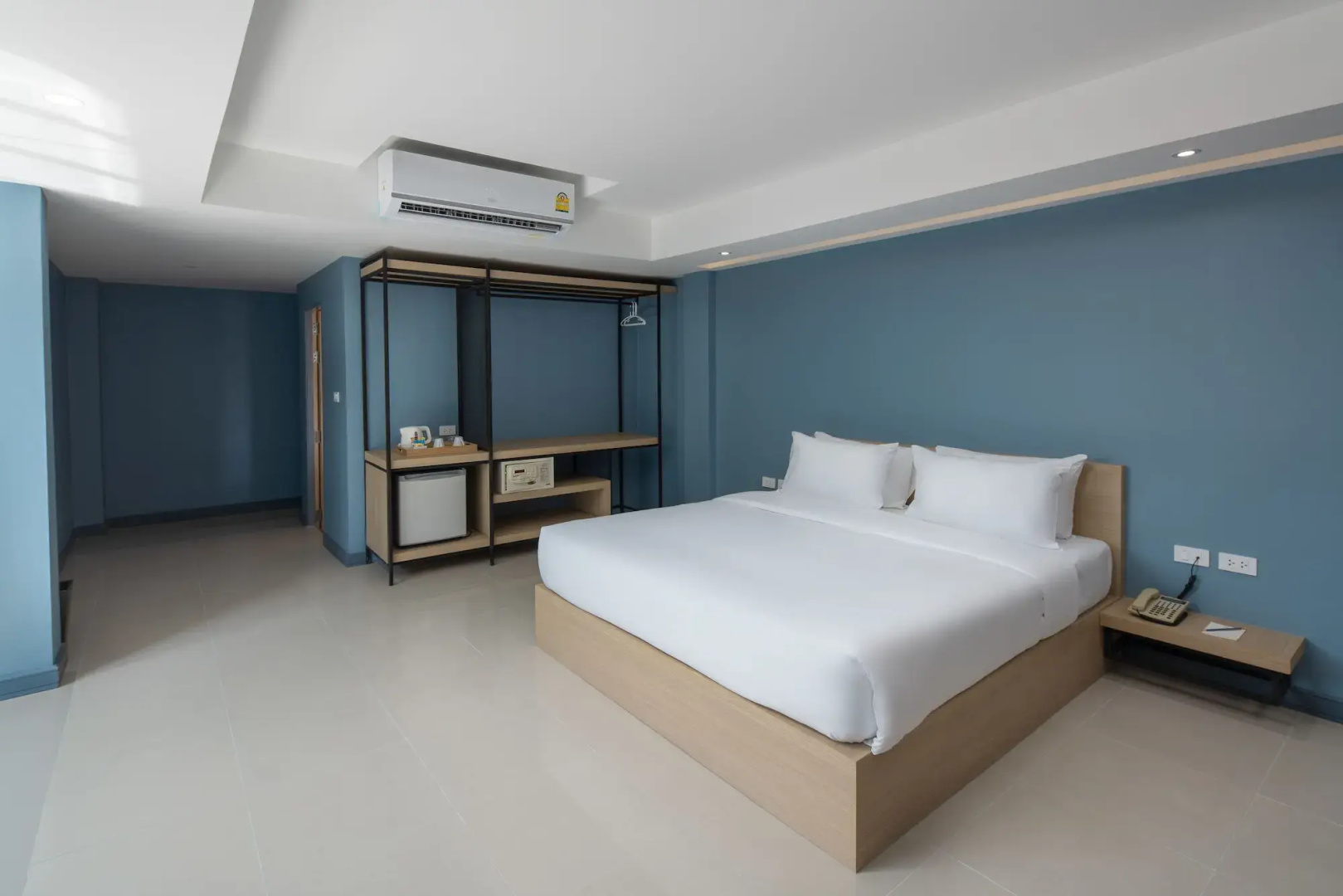 Photo - Nora Lakeview Hotel