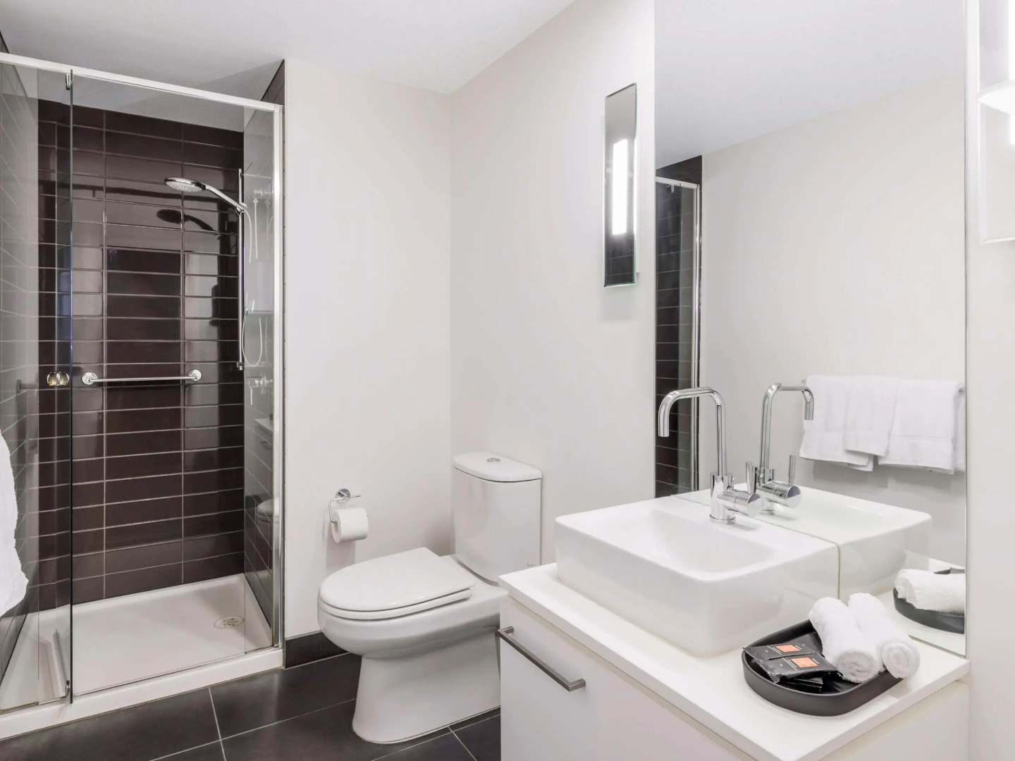 Photo - Oaks Melbourne St Kilda Road Hotel