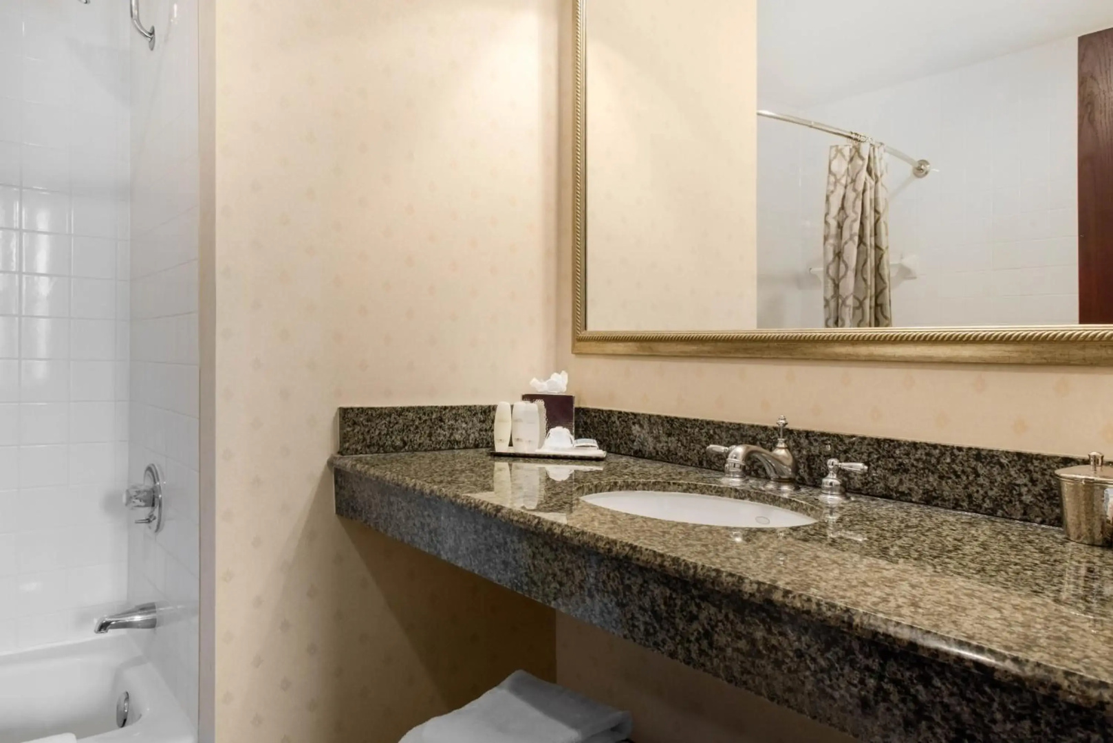 Photo - Omni Severin Hotel