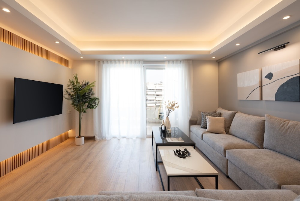Luxury Apartment near Floisvos Marina