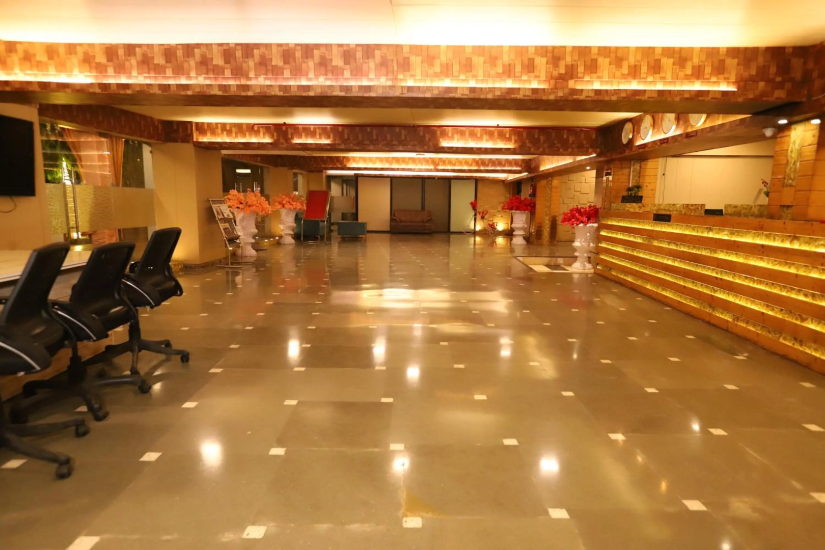 Foto - Hotel Palm Grand Naraina New Delhi - Couple Friendly Local IDs Accepted