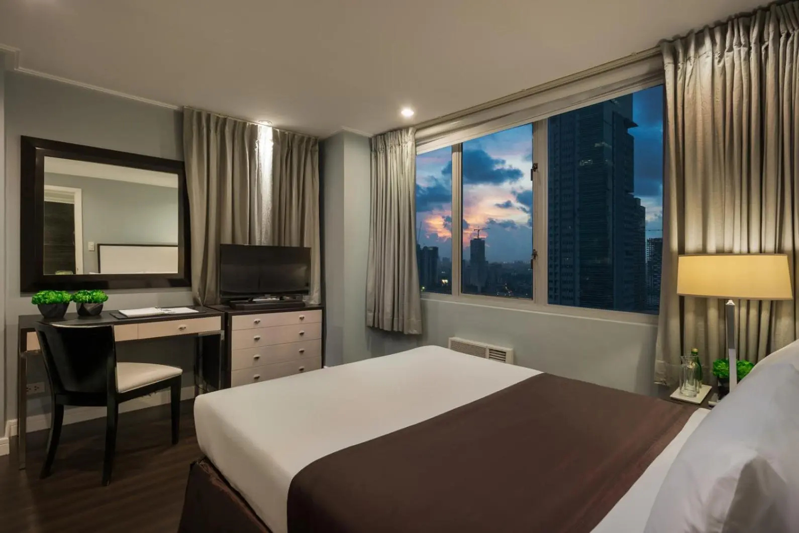 Photo - Astoria Plaza