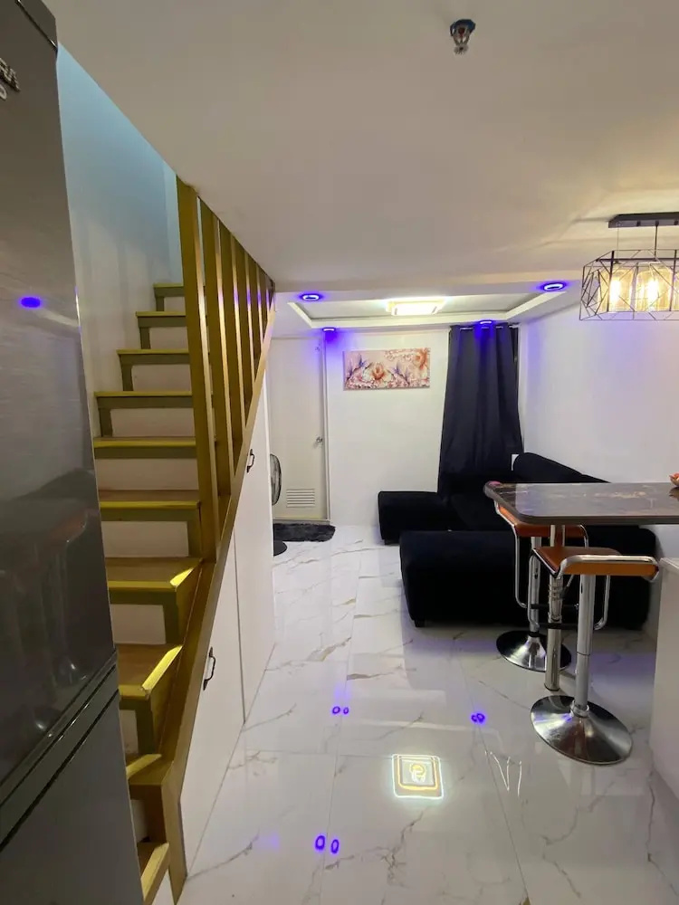 Golden Loft With Mood Lighting,stylish Staycation Loft Fast Wi-fi, Soft Couch