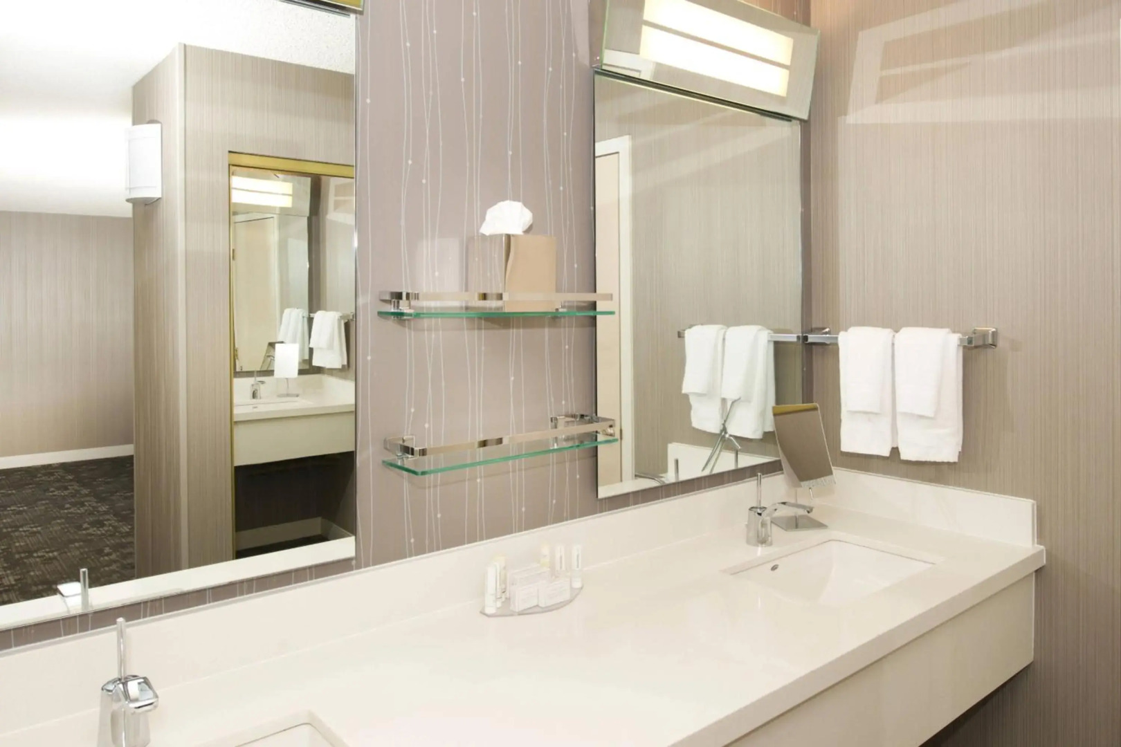 Photo - Courtyard by Marriott Oakland Airport